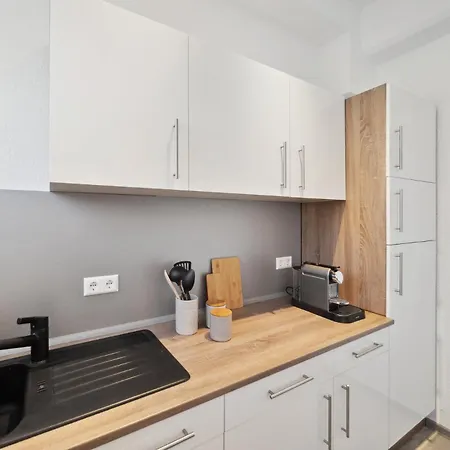 Apartamento Ruhige Lage, Gute Anbindung, Frisch Renoviert *